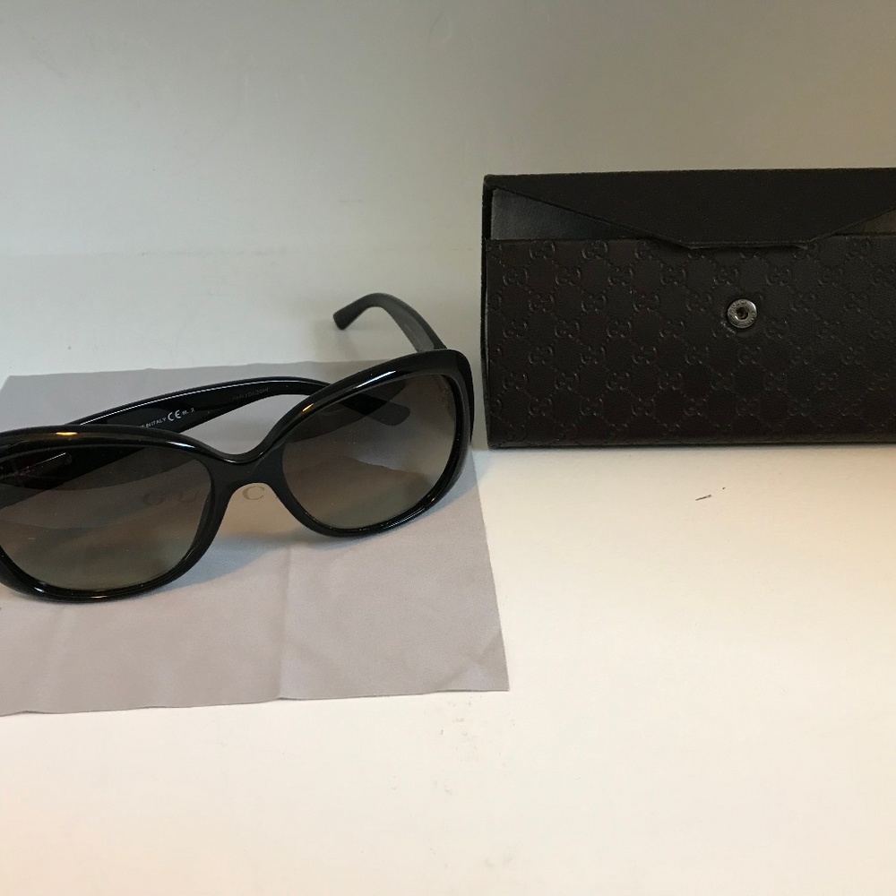 Gucci classic black sunglasses